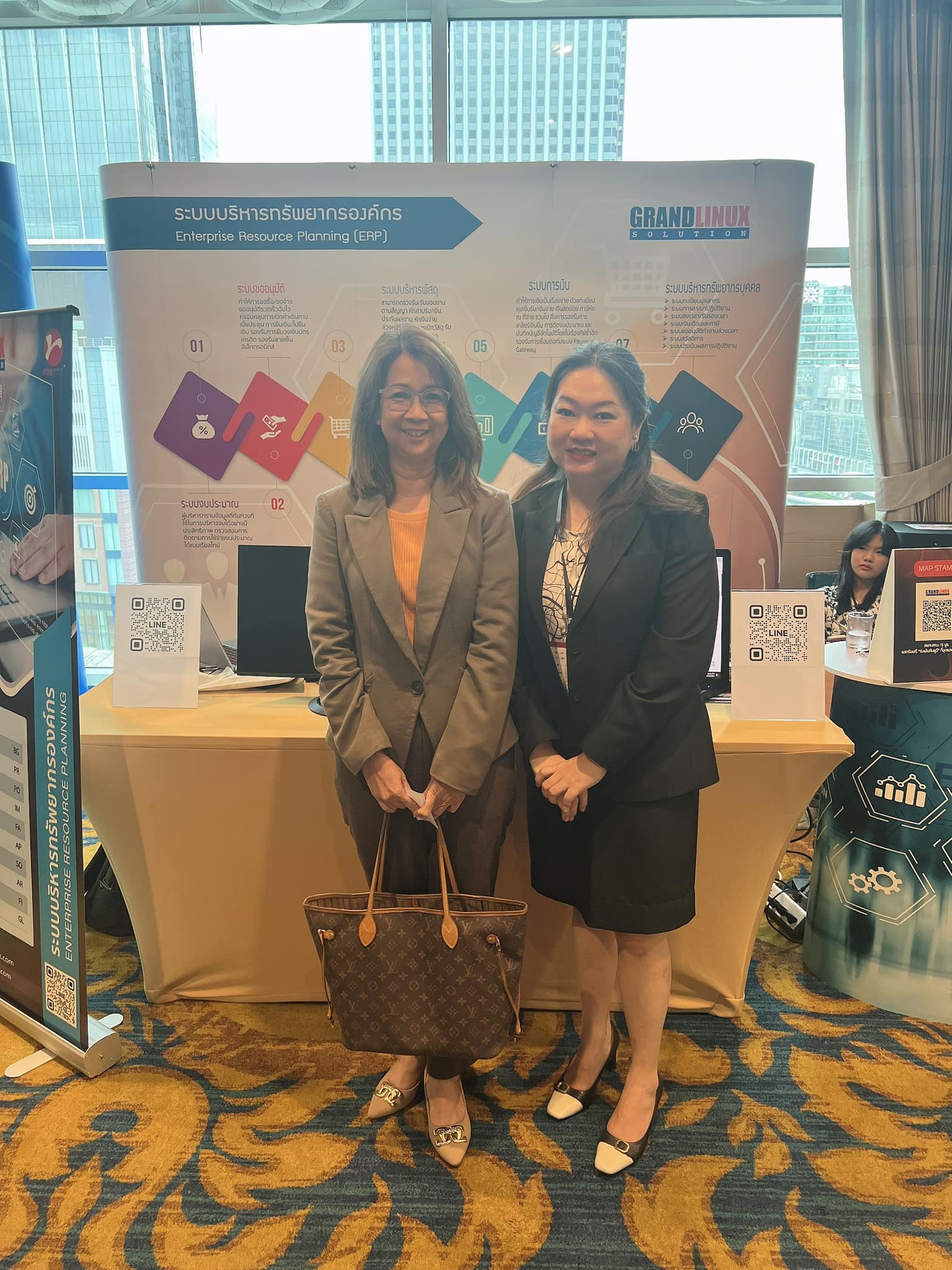 ผู้เข้าชมบูธ Saeree ERP รับของที่ระลึก